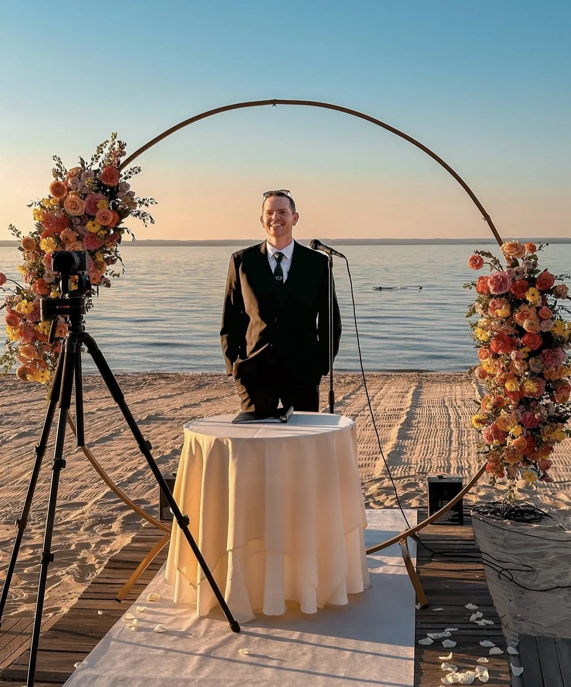 Customer-submitted wedding flower photo from The Knot review by Victoria Rodriguez.